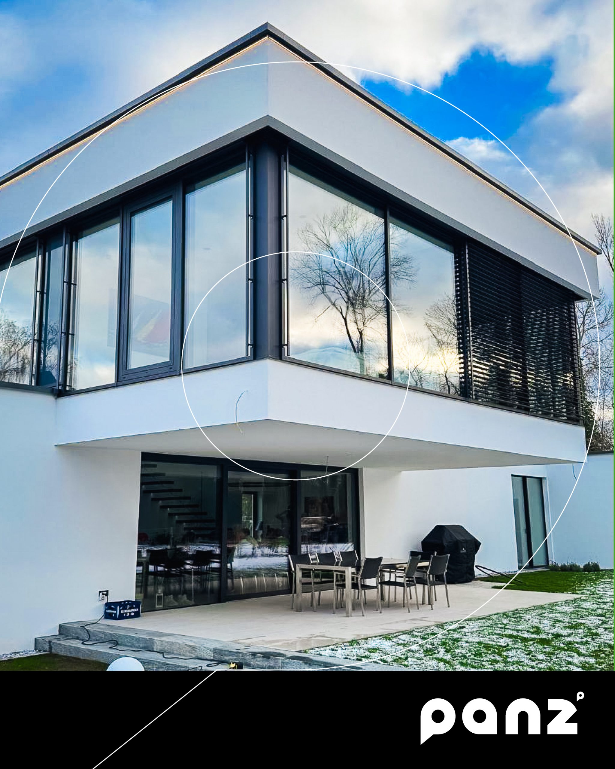 Bild eines weißen Hauses mit großen Glasfronten