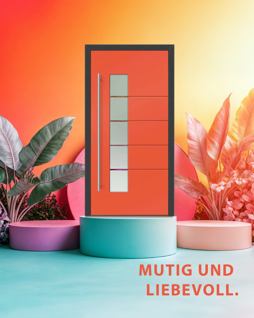 Eine lachsrote Tür auf türkisem odest, der Hintergrund ist sommerlich farbig, rundum stehen Pflanzen