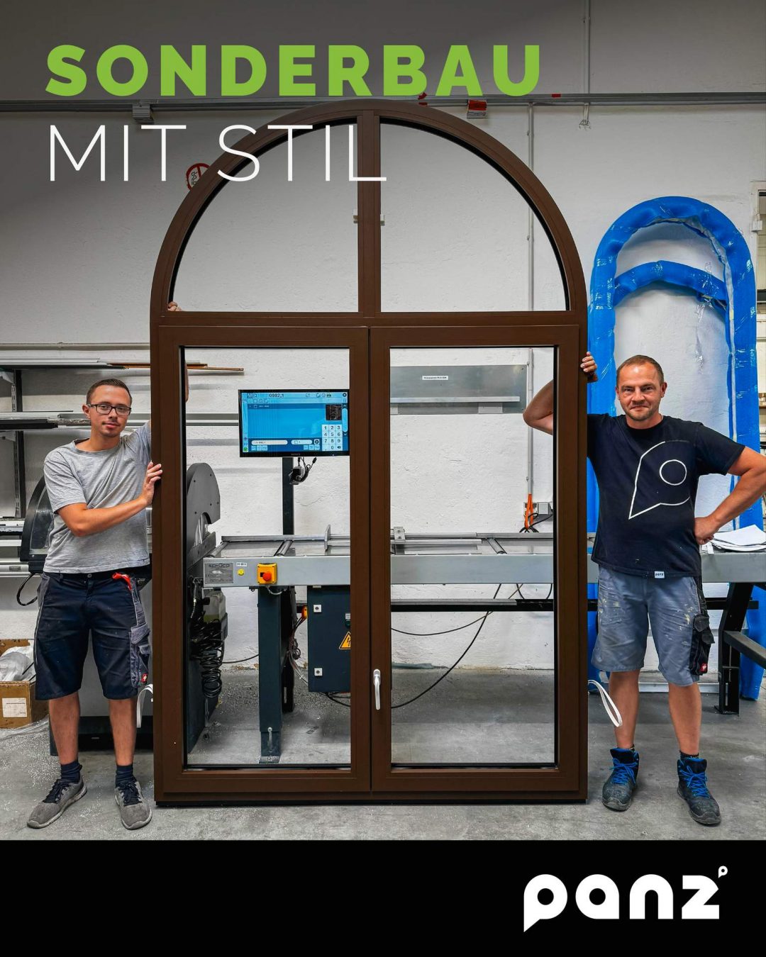 Sonderbau mit Stil - eine gebogene, dunkelbraune Eingangstür, die von zwei Mitarbeitern präsentiert wird