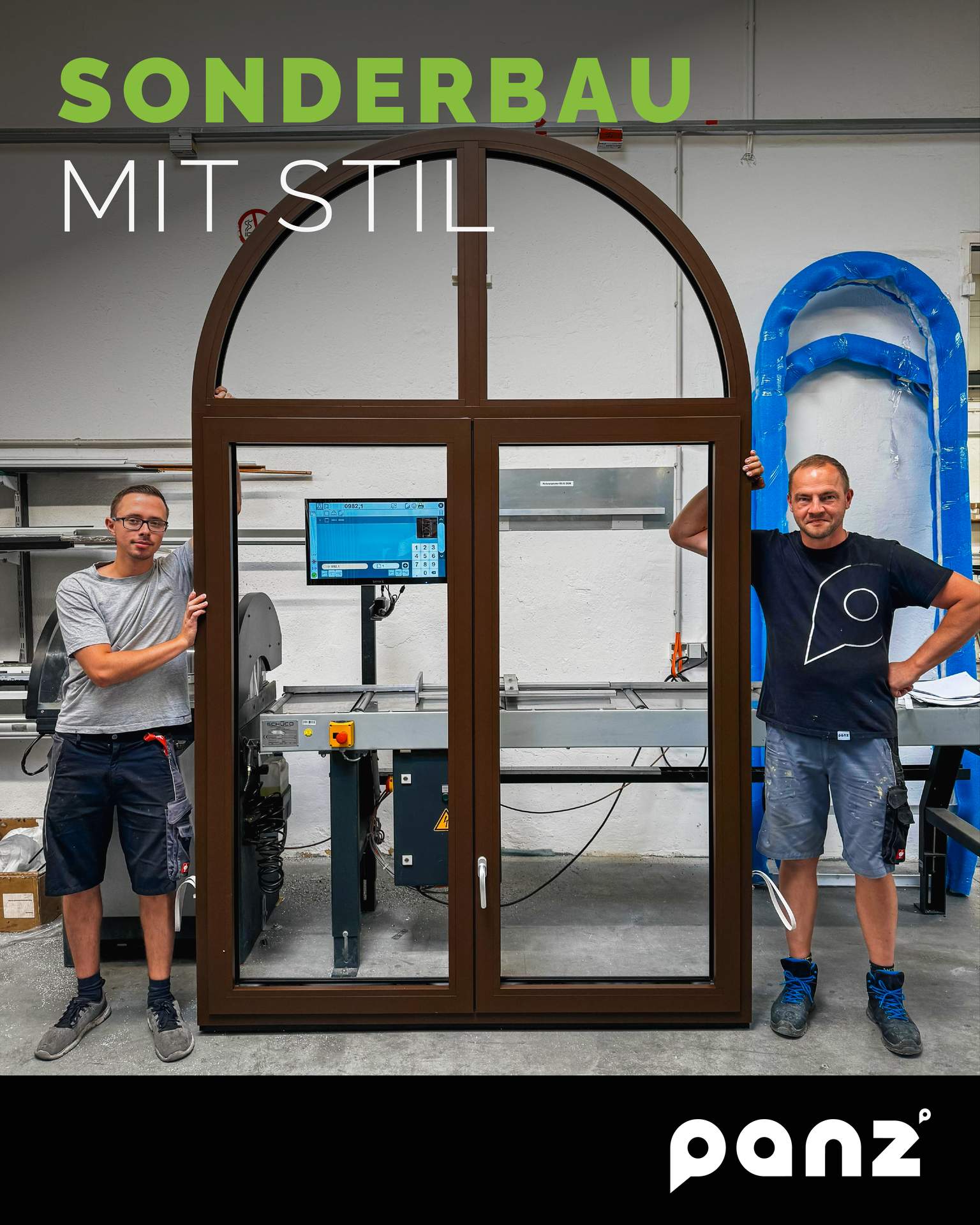 Sonderbau mit Stil - eine gebogene, dunkelbraune Eingangstür, die von zwei Mitarbeitern präsentiert wird