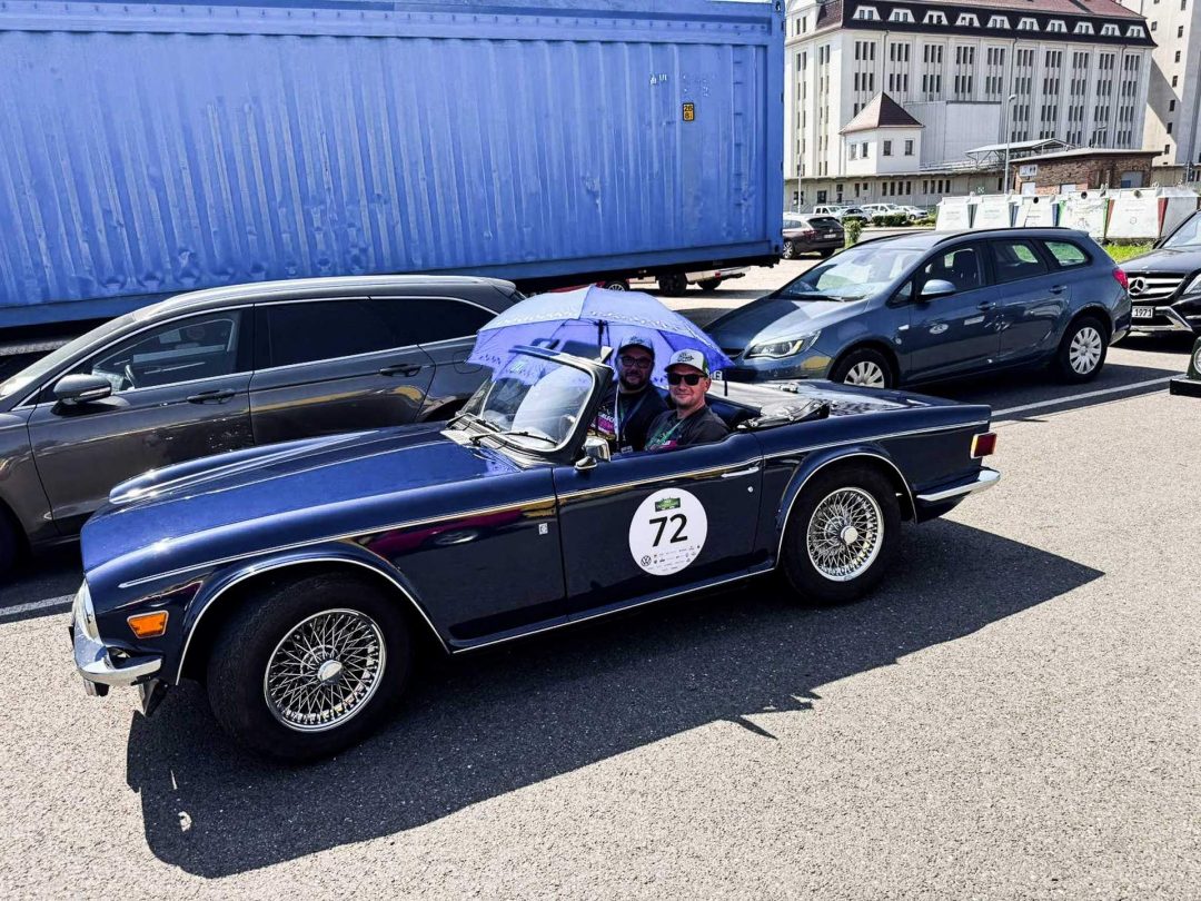 Thilo und der Pilot im Triumph TR6 fotografiert