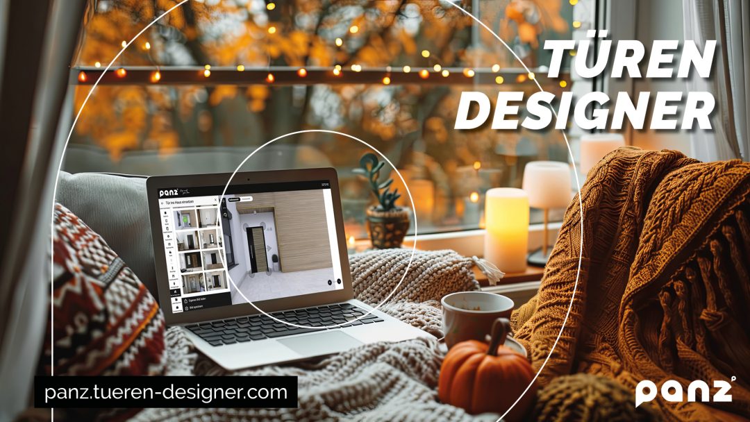 Ein Laptop zeigt den pänz Türen Designer (panz.tueren-designer.com) mit einer digitalen Vorschau einer individuell gestalteten Haustür im Art déco-Stil, eingebettet in eine gemütliche Herbstszene mit Strickdecken, Kürbis und Lichterkette. Die Software ermöglicht die einfache Konfiguration und Gestaltung von Türen.