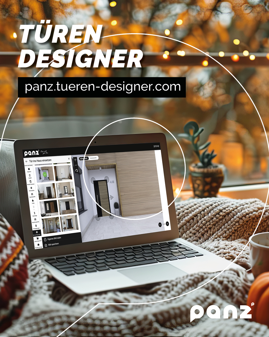 Ein Laptop zeigt den pänz Türen Designer (panz.tueren-designer.com) mit einer digitalen Vorschau einer individuell gestalteten Haustür im Art déco-Stil, eingebettet in eine gemütliche Herbstszene mit Strickdecken, Kürbis und Lichterkette. Die Software ermöglicht die einfache Konfiguration und Gestaltung von Türen.