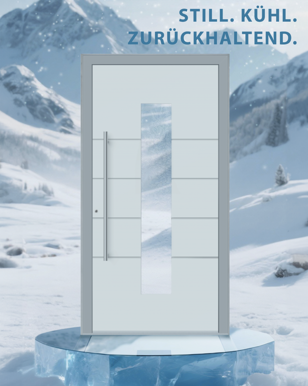 Weiße Tür auf einem Eispodest, vor schneebedecken Bergen. Der Claim "Still. Kühl. Zurückhaltend." steht geschrieben.