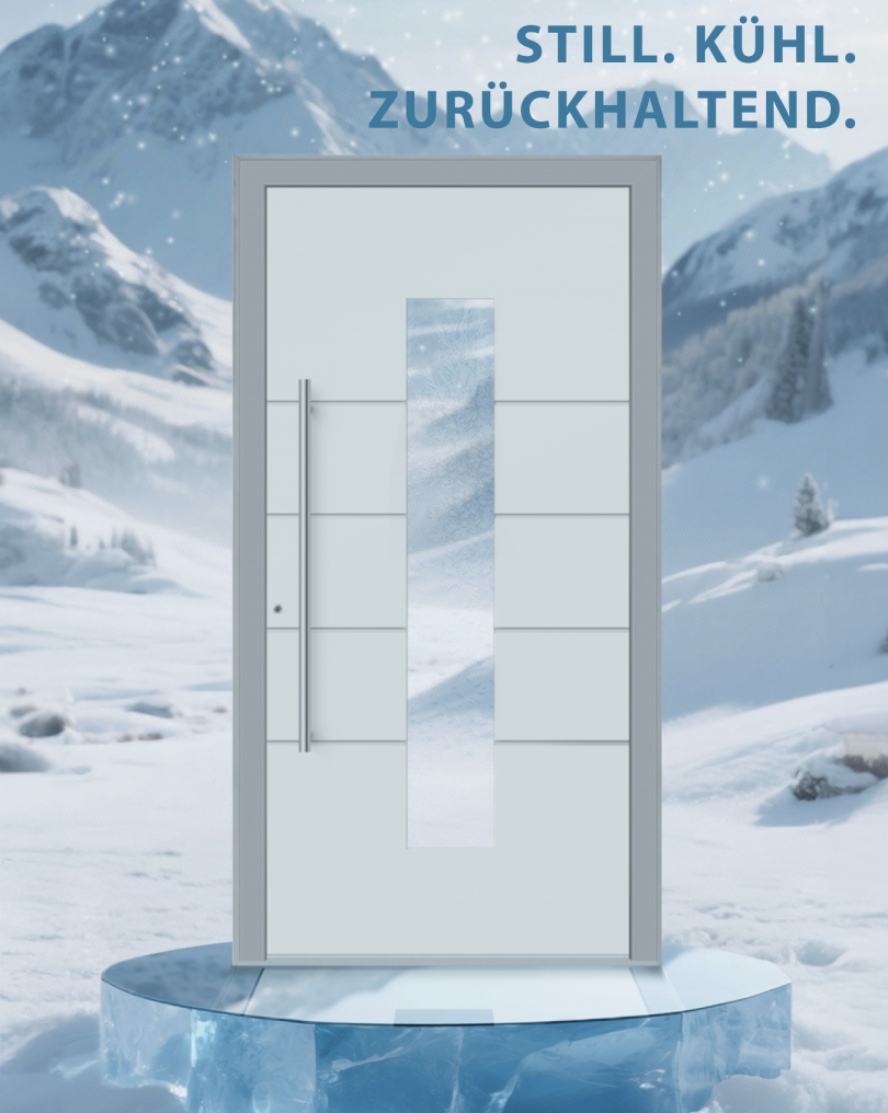 Weiße Tür auf einem Eispodest, vor schneebedecken Bergen. Der Claim "Still. Kühl. Zurückhaltend." steht geschrieben.