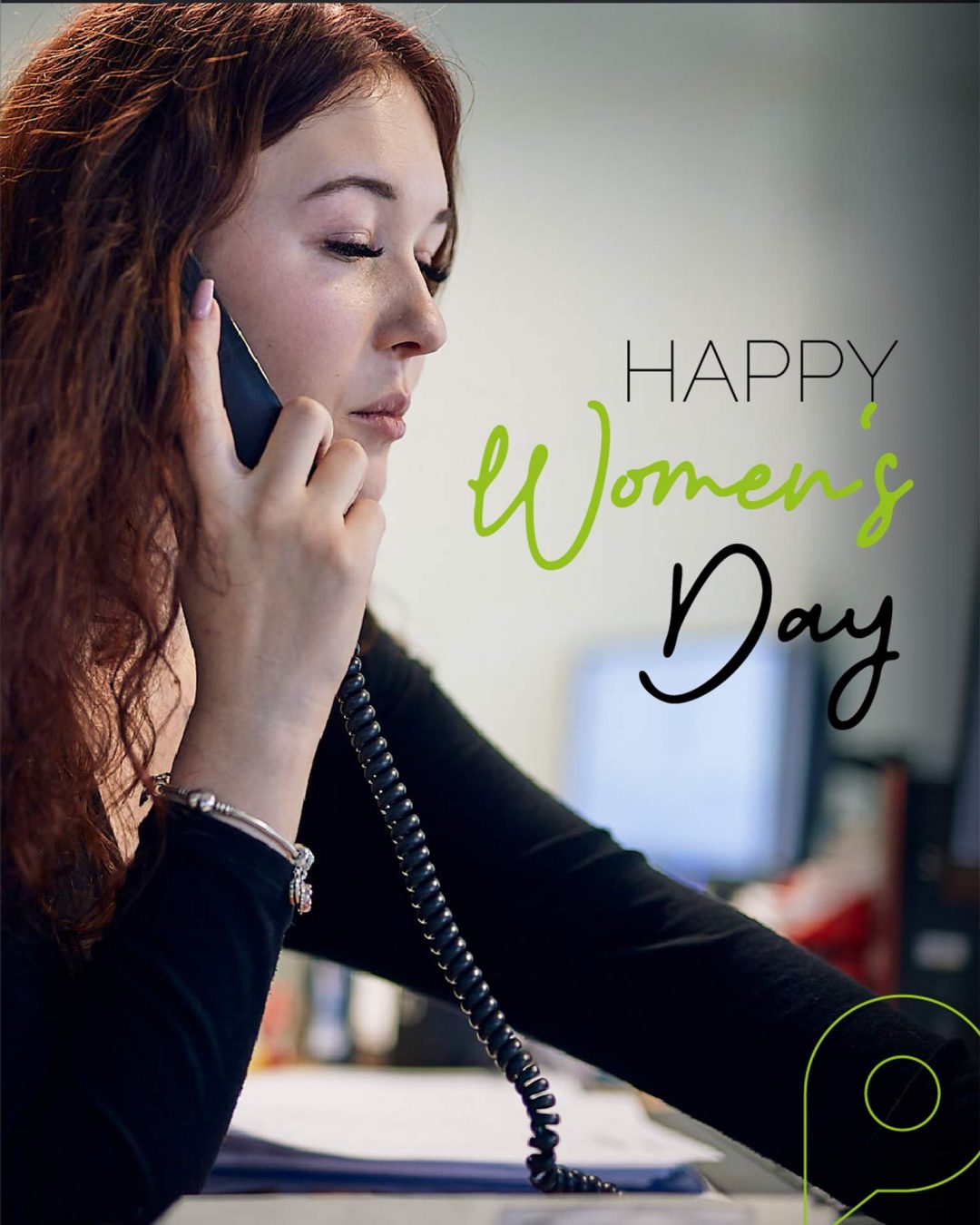 Eine junge Frau mit langen, lockigen braunen Haaren telefoniert konzentriert an ihrem Arbeitsplatz. Sie trägt ein schwarzes Oberteil und hält einen Telefonhörer an ihr Ohr. Rechts im Bild steht der Schriftzug „HAPPY Women’s Day“ in einer modernen Kombination aus schwarzer Druckschrift und grüner Schreibschrift. Im Hintergrund ist ein leicht unscharfer Büroarbeitsplatz mit Monitor erkennbar, und unten rechts befindet sich ein dezentes, grünes Logo-Icon der Firma Panz.