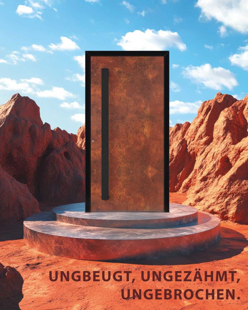 Moderne Haustür in Rost-Optik auf einem Podest in einer roten Mars-Landschaft; Werbegrafik mit dem Slogan „UNGBEUGT, UNGEZÄHMT, UNGEBROCHEN.“ unter blauem Himmel.