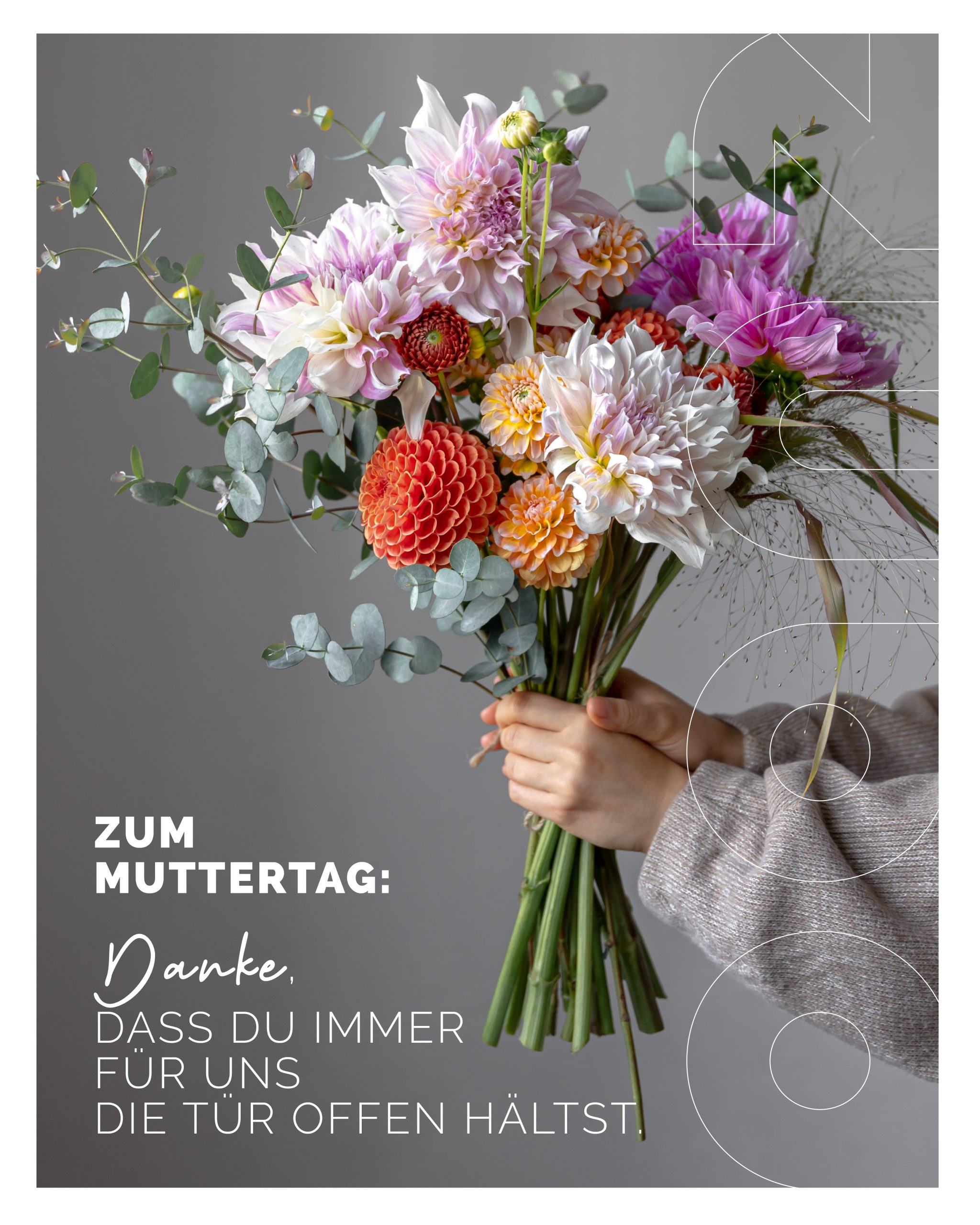 Kinderhände halten einen großen bunten Blumenstrauß ins Bild. Darunter der Text: Zum Muttertag danke - dass du immer für uns die Tür offen hältst.