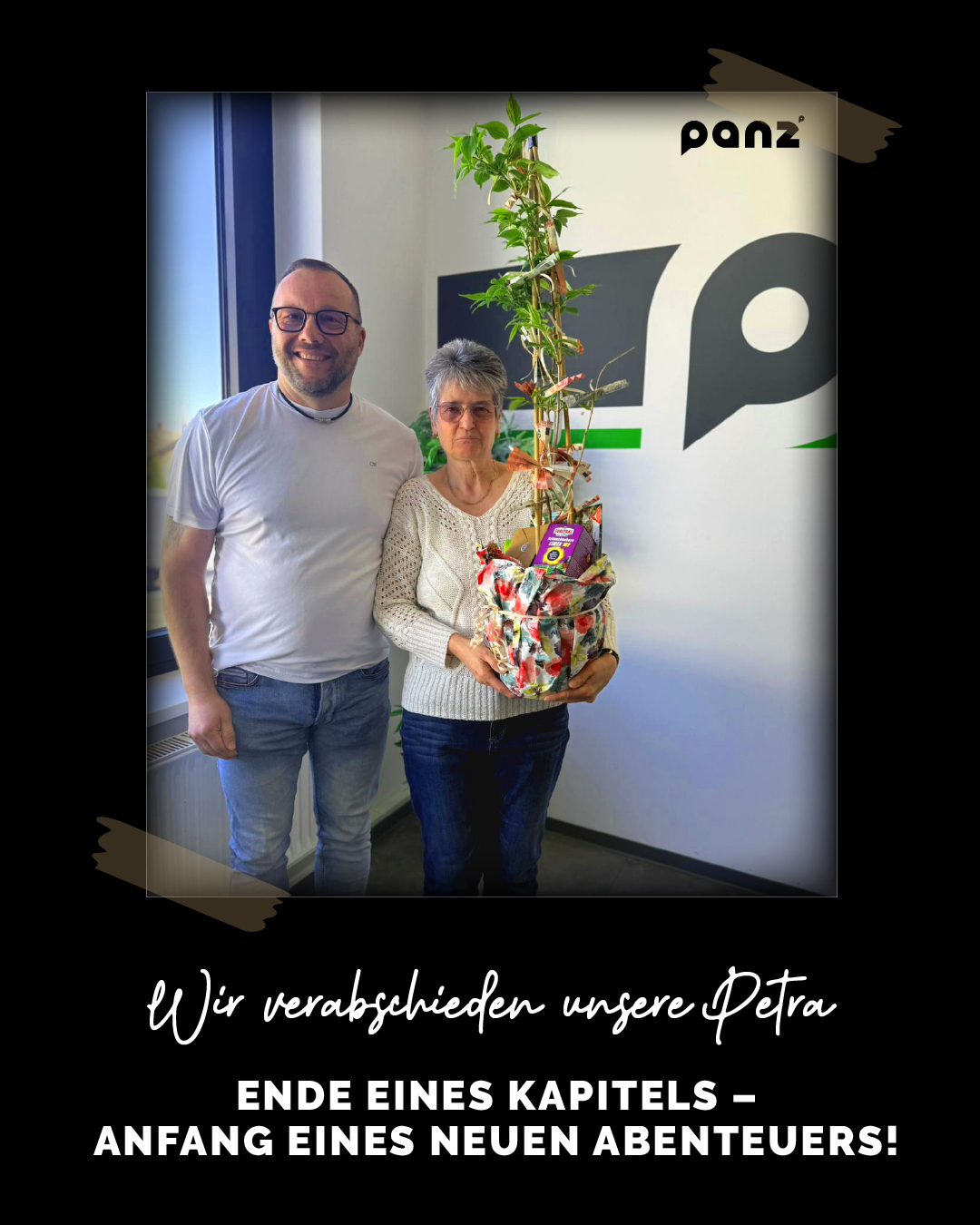 Thilo Panz und Kollegin Petra lächelnd in einem hellen Büro vor einer Glaswand mit dem Logo der Firma Panz. Ein Mann in dunkler Kleidung überreicht einer Frau eine große Zimmerpflanze, die mit Blumen und Geldscheinen dekoriert ist. Das Bild ist festlich gerahmt mit der Aufschrift ‚Wir verabschieden unsere Petra – Ende eines Kapitels, Anfang eines neuen Abenteuers!‘.