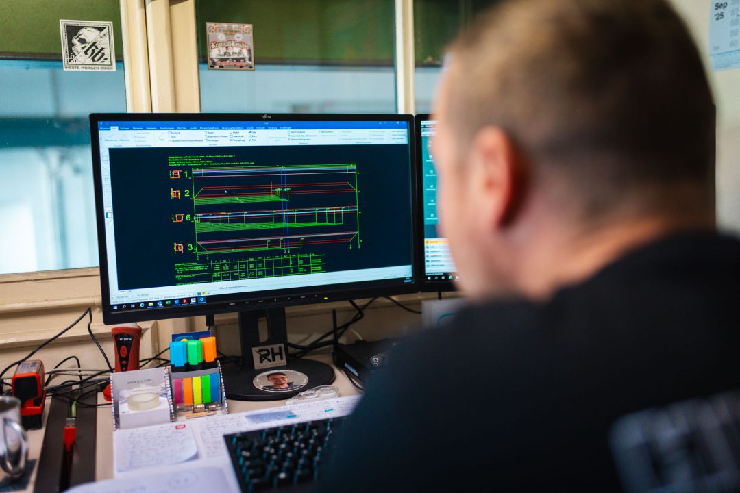 Detailansicht einer professionellen CAD-Software auf einem Monitor, die farbige technische Profile und Querschnitte für die Türherstellung zeigt.