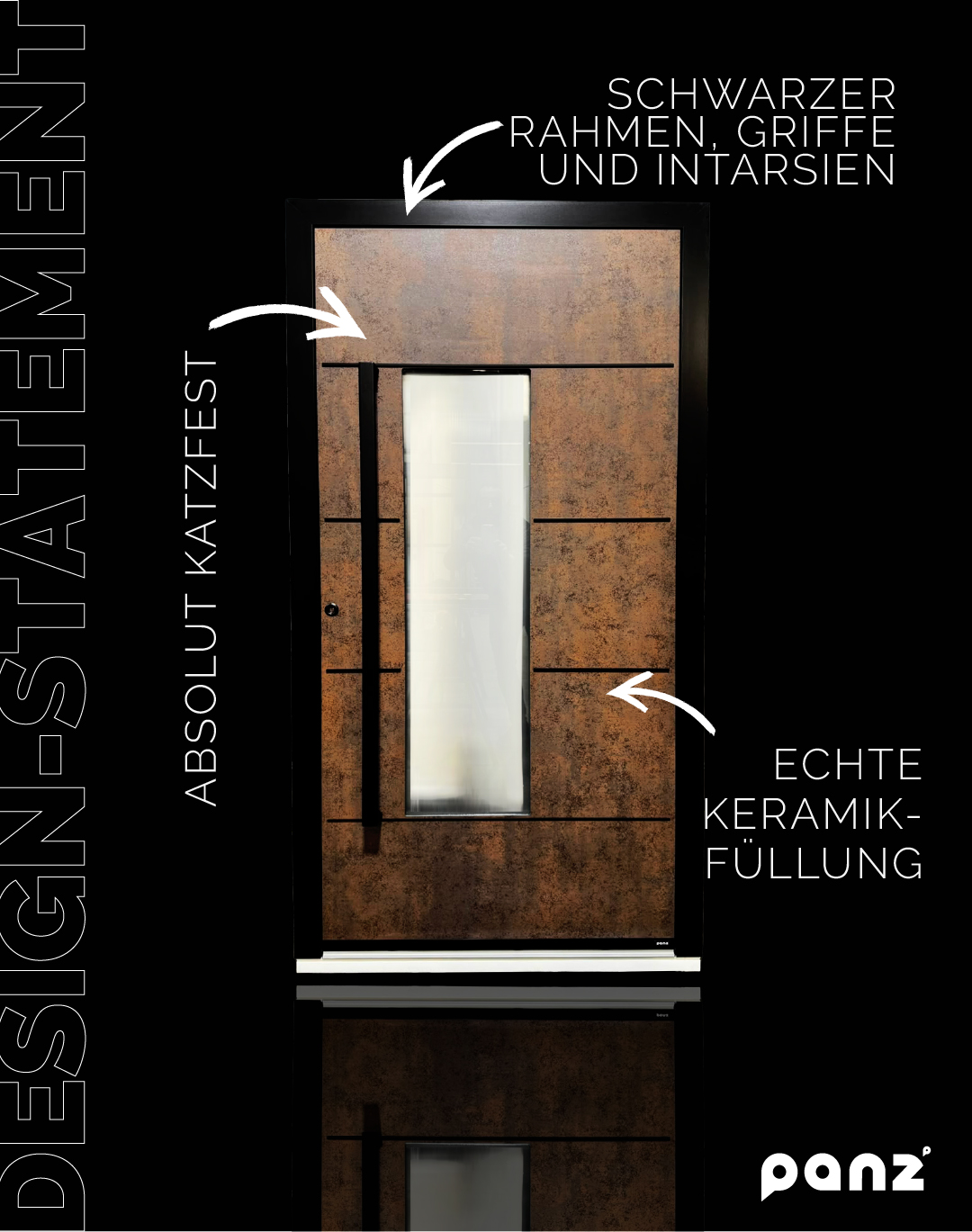 Werbegrafik für eine moderne Haustür von Panz. Die Tür hat eine rostbraune Keramikfüllung mit schwarzem Rahmen, schwarzem Griff, horizontalen dunklen Intarsien und einem vertikalen Glasausschnitt. Drei Texthinweise heben die Merkmale „Schwarzer Rahmen, Griffe und Intarsien“, „Absolut katzfest“ und „Echte Keramik-Füllung“ hervor. Am linken Rand steht vertikal der Schriftzug „Design-Statement“.