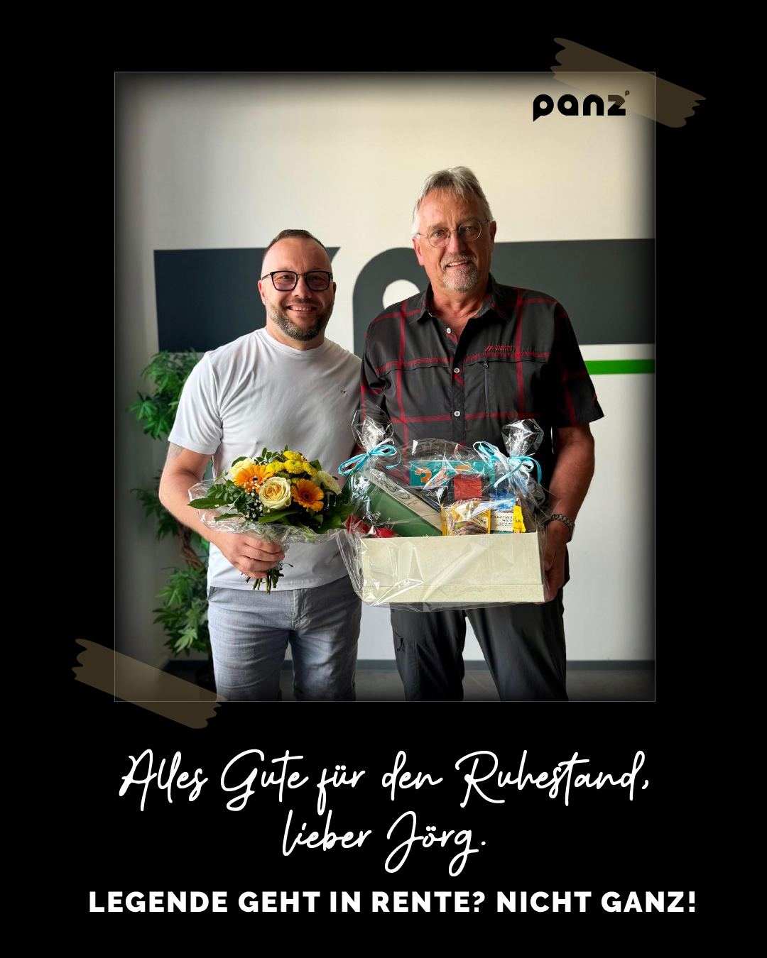 Zwei lächelnde Kollegen der Firma panz bei der Verabschiedung in den Ruhestand. Der angehende Rentner Jörg hält einen großen Geschenkkorb im Arm, während ihm sein Kollege einen bunten Blumenstrauß überreicht. Im Hintergrund ist ein modernes Büro mit Firmenlogo zu sehen.