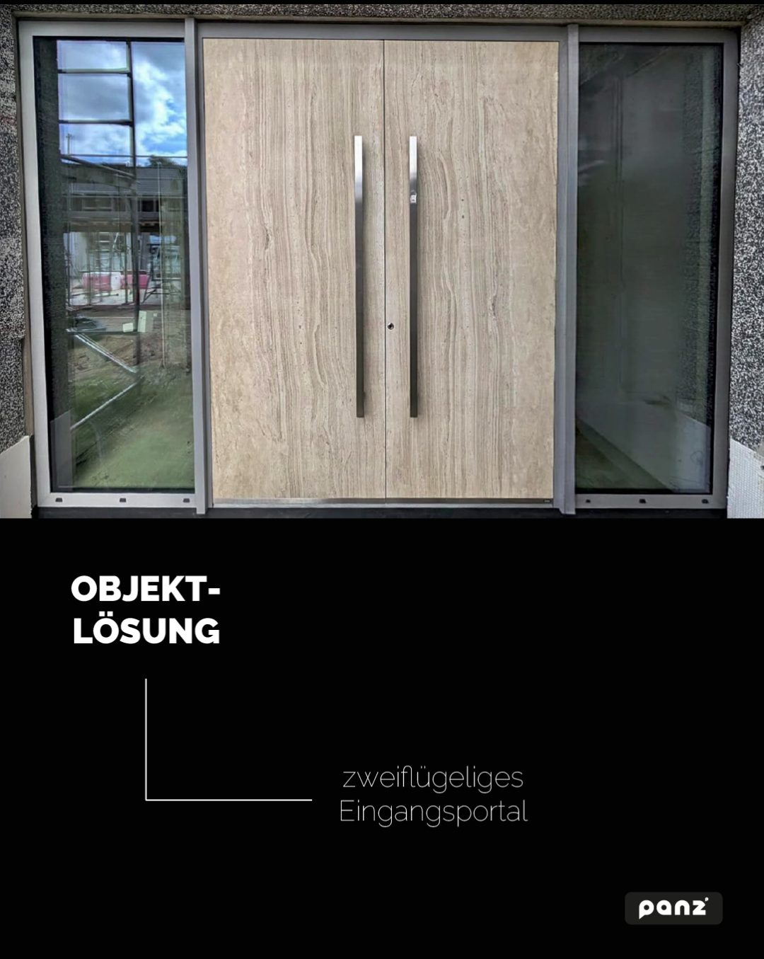 Moderne Haustür: Zweiflügeliges Eingangsportal in Holzoptik mit Seitenteilen und langen Edelstahl-Stoßgriffen