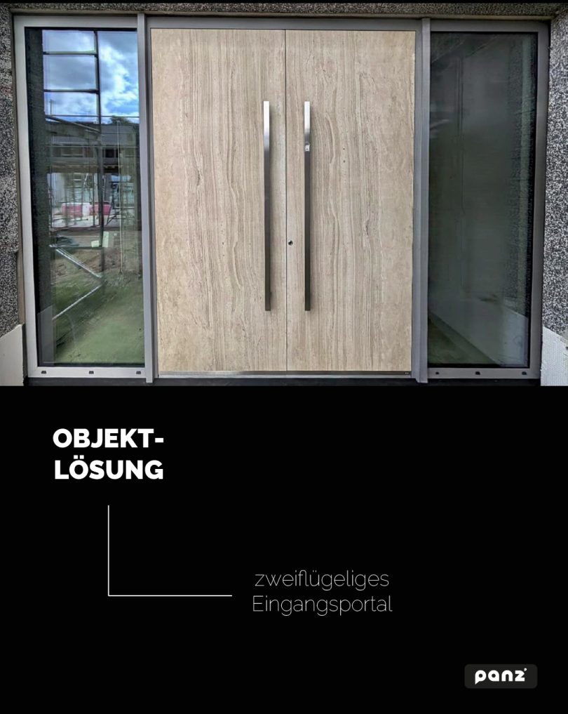 Moderne Haustür: Zweiflügeliges Eingangsportal in Holzoptik mit Seitenteilen und langen Edelstahl-Stoßgriffen
